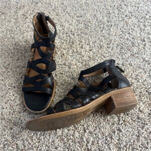 Comfortiva 7.5 Black Strappy Sandals